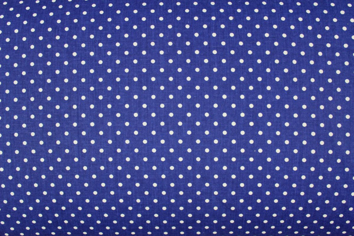 Tmavě modrá bavlna s malými bílými puntíky vyrobeno v EU- atest pro děti bavlna