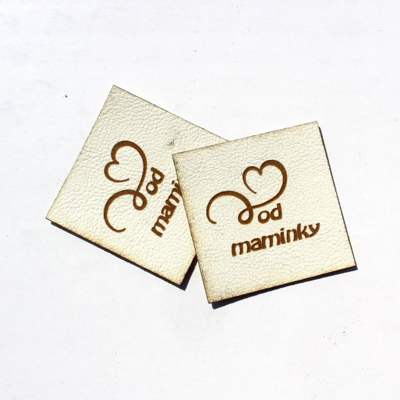 Koženkový štítek gravír - " od maminky srdíčko SVĚTLÝ MALÉ " vyrobeno v EU