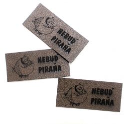 Koženkový štítek gravír - "NEBU'D PIRAŇA"- varianty vyrobeno v EU