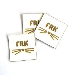 Koženkový štítek gravír - "FRK" světlý vyrobeno v EU
