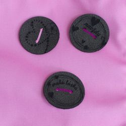 Koženkový štítek gravír - "srdíčko" imitace knoflík - varianty vyrobeno v EU