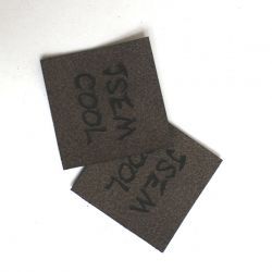 Koženkový štítek gravír - "jsem cool "- varianty - "jsem cool " - tmavý vyrobeno v EU