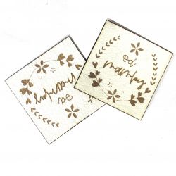Koženkový štítek gravír - "od maminky s kytičkami" -varianty - od maminky - světlý vyrobeno v EU