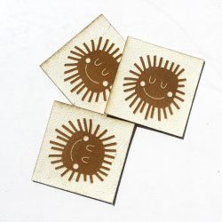 Koženkový štítek gravír - "SLUNÍČKO "- varianty vyrobeno v EU