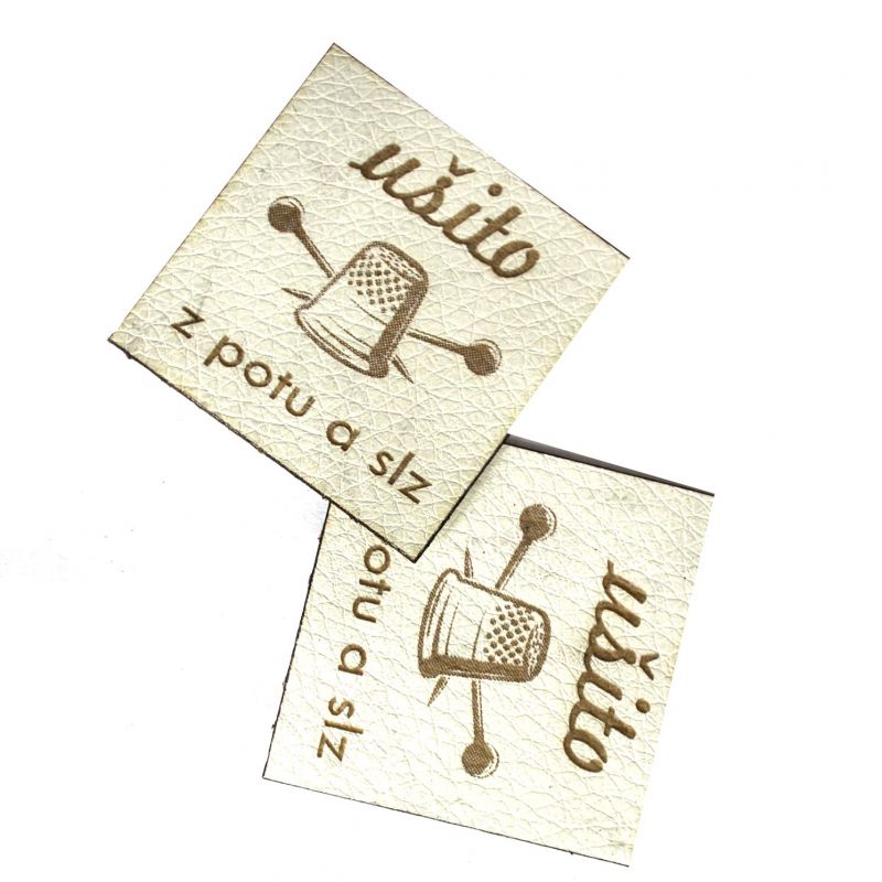 Koženkový štítek gravír - "ušito z potu a slz" -varianty vyrobeno v EU