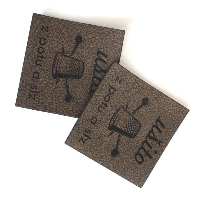 Koženkový štítek gravír - "ušito z potu a slz" -varianty - ušito - tmavý vyrobeno v EU