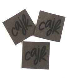 Koženkový štítek gravír - " CAJK"- varianty - " CAJK" - tmavý vyrobeno v EU