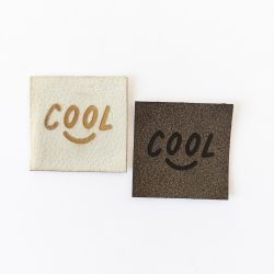 Koženkový štítek gravír - " COOL "- varianty | " COOL " - světlý, " COOL " - tmavý