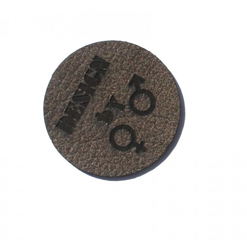Koženkový štítek gravír - " design by " - varianty - " design by " - tmavý vyrobeno v EU