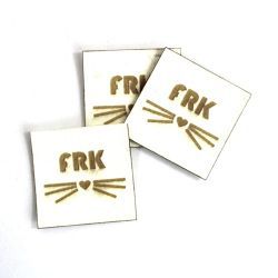 Koženkový štítek gravír - "FRK" - varianty vyrobeno v EU
