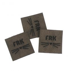 Koženkový štítek gravír - "FRK" - varianty - "FRK" - tmavý vyrobeno v EU