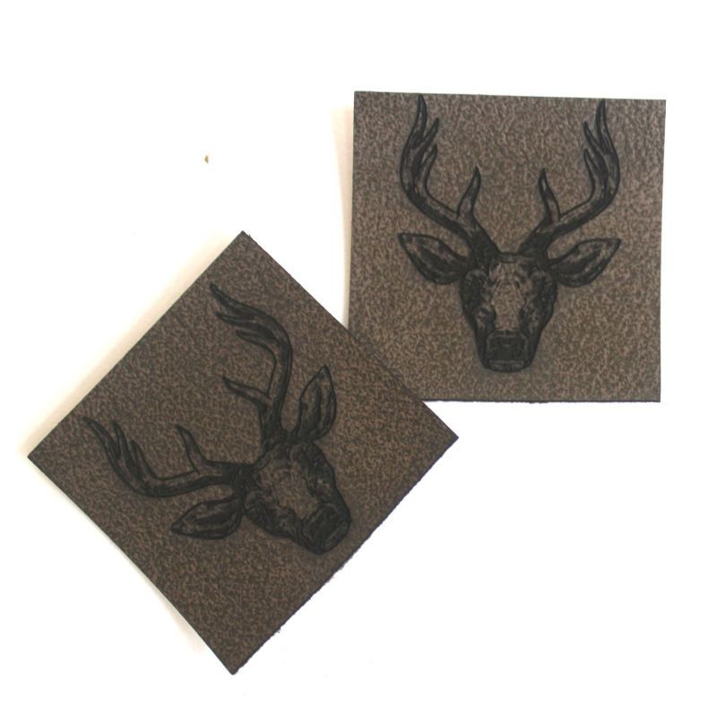 Koženkový štítek gravír - " jelen "- varianty - " jelen " - tmavý vyrobeno v EU