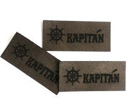 Koženkový štítek gravír - "KAPITÁN " - varianty - KAPITÁN " - tmavý vyrobeno v EU