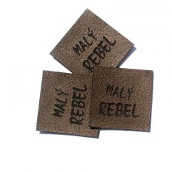 Koženkový štítek gravír - " malý rebel hnědy " - varianty vyrobeno v EU