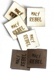 Koženkový štítek gravír - " malý rebel hnědy " - varianty vyrobeno v EU
