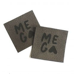 Koženkový štítek gravír - " MEGA"- varianty - " MEGA" - tmavý vyrobeno v EU