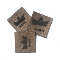 Koženkový štítek gravír - " PRINC " - varianty - " PRINC " - tmavý vyrobeno v EU