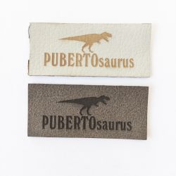 Koženkový štítek gravír - "pubertosaurus " - varianty | "pubertosaurus " - světlý, "pubertosaurus " - tmavý