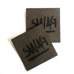 Koženkový štítek gravír - " SWAG"- varianty - " SWAG" - tmavý vyrobeno v EU
