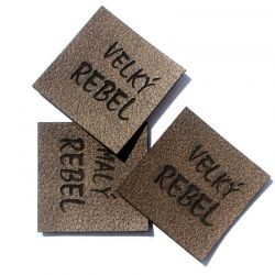 Koženkový štítek gravír - " velký rebel hnědy " - varianty - " velký rebel hnědy " - světlý vyrobeno v EU