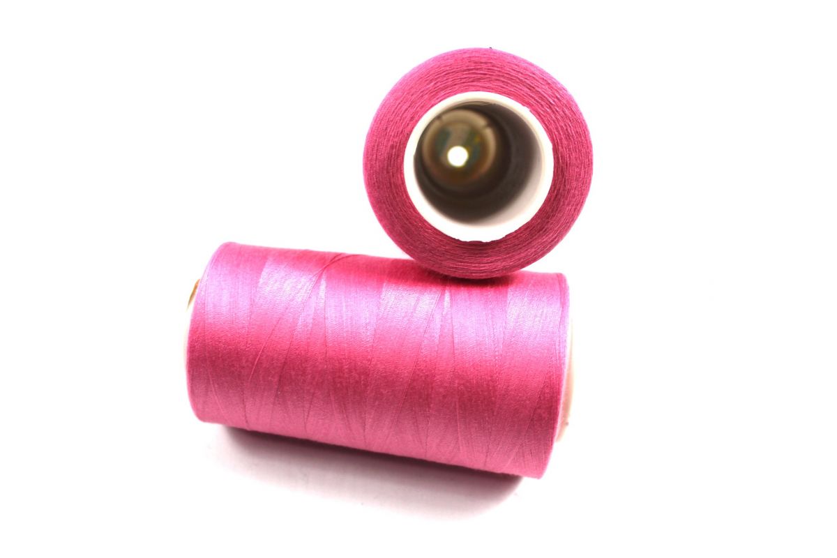 Šicí nit světle růžová 5000 yard- overloková -barva 14 vyrobeno v EU