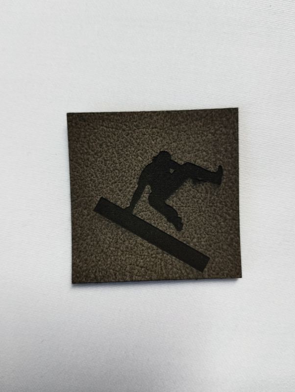 Koženkový štítek gravír - "PARKOUR"- varianty - "PARKOUR" - tmavý vyrobeno v EU
